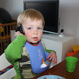 Den travle lille mand har slet ikke tid til at lægge mobilen fra sig selvom det er spisetid &ndash; 22-apr-2010