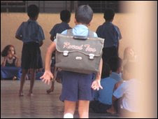 Estudante da escola Sharadashram Vidyamandir, em Mumbai