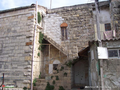 آثار لبيوت قديمة من بلادنا  بيت+فلسطيني+قديم.+لاحظ+النوافذ+،+الحماية+الحديدية،+والادراج