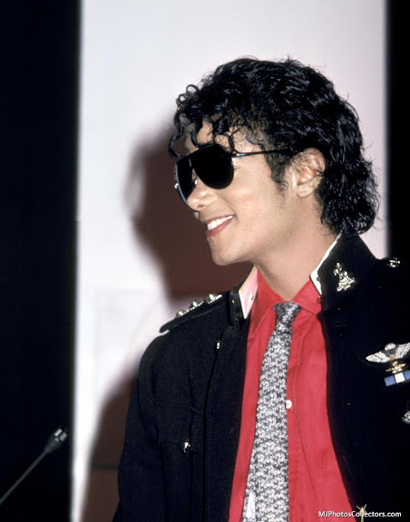 MJ-in-Australia-michael-jackson-12956227-942-1200.jpg