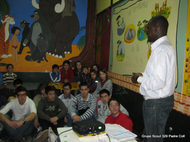 Durante la charla a los scouts y escultas