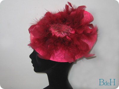 TO284_Tocado ala fucsia_pluma burdeosv2_2 TO284_Tocado ala fucsia_pluma burdeosv2_2