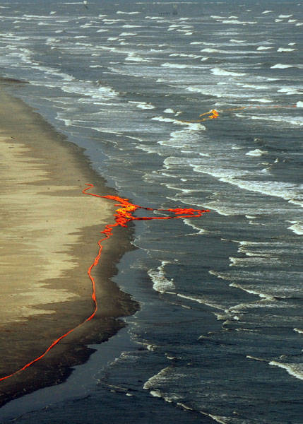 Oil boom barriers that are expected to stop the spread of oil from the BP Deepwater Horizon platform disaster, lies washed up on the beach after heavy swells and winds hit the coast of Louisiana. Photo by Mark Ralston / AFP / Getty Images via wnep.com