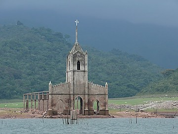 The church of the missing people of Potosi (Tachira), which was flooded when the reservoir La Honda was filled, today is completely exposed because the water level dropped more than 30 meters. (Iglesia del desaparecido pueblo de Potos&iacute; (T&aacute;chira) que fue inundando cuando se llen&oacute; el embalse La Honda, del Desarrollo Uribante Caparo, hoy d&iacute;a puede verse por entera al descubierto debido a que nivel de las aguas descendi&oacute; m&aacute;s de 30 metros.) Fidel Ernesto Vasquez I, January 7, 2010