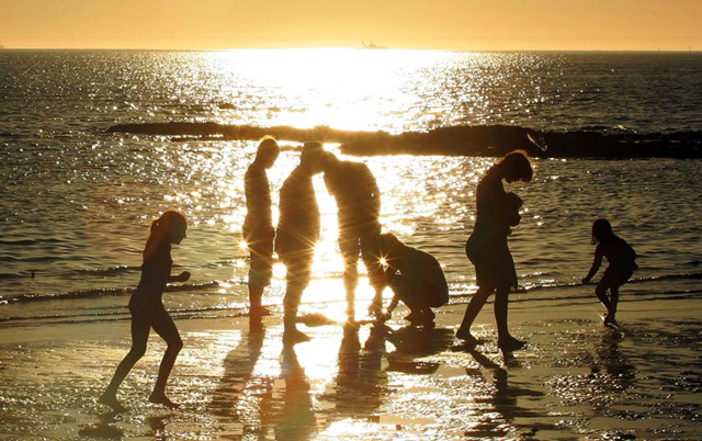 People head to the beach to try an escape Melbourne's heatwave, January 29, 2009. abc.net.au / Getty Images: Scott Barbour