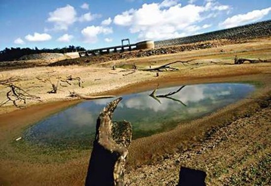The Wyangala Dam, near Cowra, in May 2005, was down to 8 per cent capacity. Photo: Nick Moir