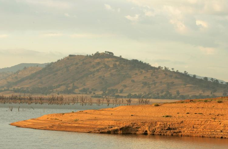 The Hume Weir is the largest dam on the River Murray and is currently at the lowest level ever for the weir. (Robert Cianflone / Getty)