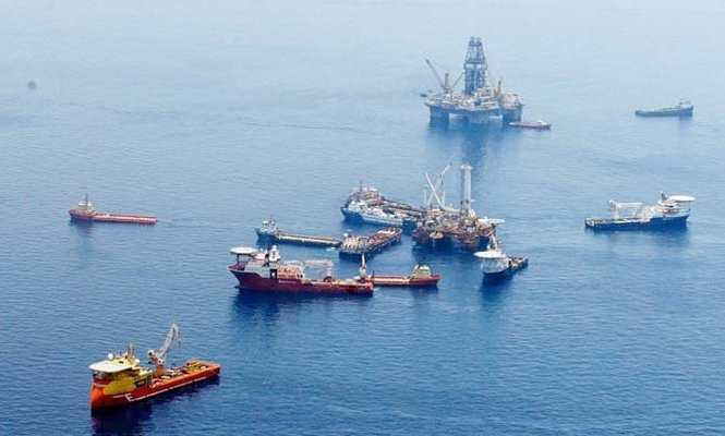 Ships on the scene of the BP Deepwater Horizon oil spill 50 miles offshore from Louisisana Saturday, May 29, 2010. JOHN MCCUSKER / THE TIMES-PICAYUNE