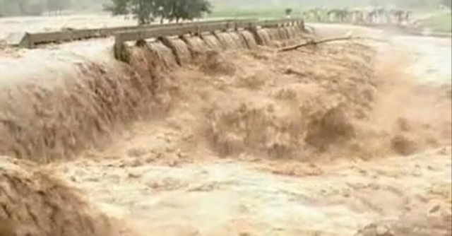 Floodwaters run through Mingora town in the Swat Valley, Pakistan, 30 July 2010. AP / ITN