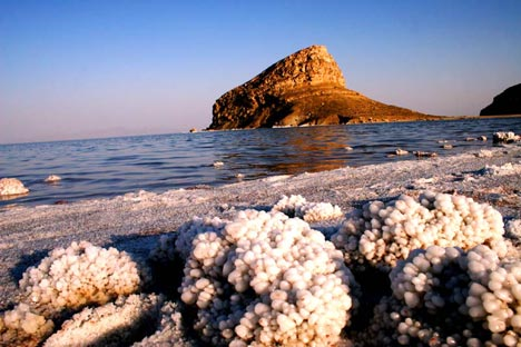 Salt crystals in Lake Urmia, Iran. Photo: Ehsan Mahdiyan / Creative Commons
