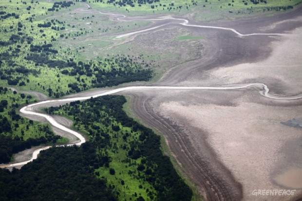 2010 Drought in the Amazon Basin. Rivers of the Amazon Basin face severe drought. © Rodrigo Baléia / Greenpeace