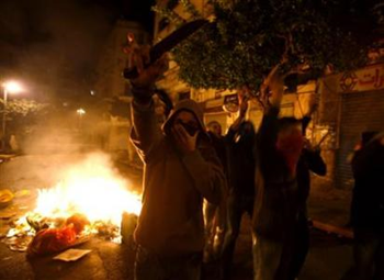 Algerian protesters hold knives during clashes with police in Bab el-Oued district of Algiers January 6, 2011. REUTERS / Farouk Batiche