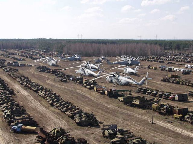 Hundreds of pieces of Russian army hardware are left on the small field near Chernobyl. All of this machinery participated in Chernobyl accident liquidation and is radioactive from top to toe. Now it dies out under the open skies of deserted Chernobyl. Photo: Jani Karvonen / englishrussia.com
