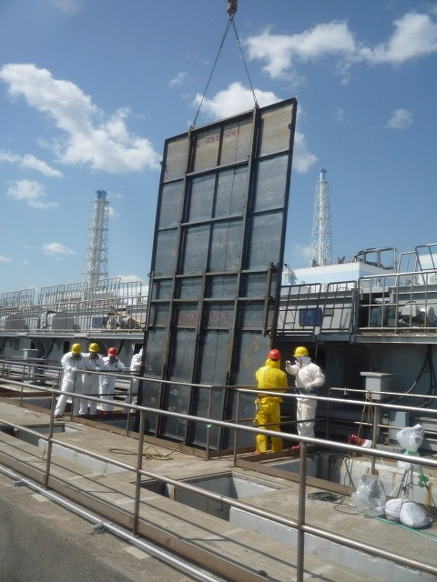 Workers at the Fukushima Daiichi nucelar plant prepare to install a steel barrier to slow the leaking of highly radioactive water into the Pacific Ocean. TEPCO / japannewstoday.com