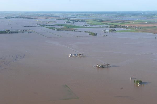 Flooded farmland west of Sikeston in New Madrid County, 29 April 2011. William Lounsbury / columbiamissourian.com