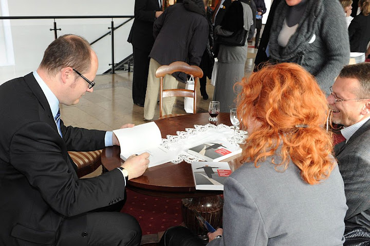 Dedykacja Adamowicz podpisuje swoją książkę na konwencji PO w Gdańsku