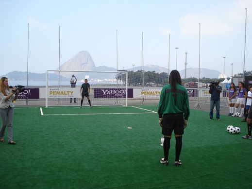 Marvilla ensina a bater pênaltis em clínica no Rio de Janeiro