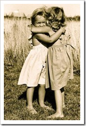 Meninas se abraçando em preto e branco