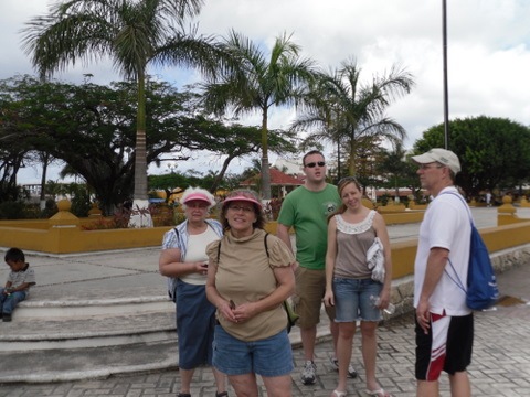 [Park in the middle of Cozumel market[2].jpg]