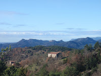 Serrallonga, i al fons les serres de Campdeparets, la Quar i Picancel