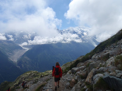Caminant amb el massís del Mont Blanc davant