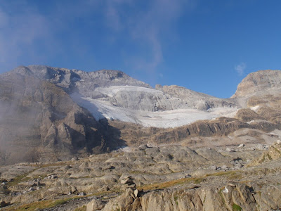 Cara nord del Mont Perdut, amb la glacera enmig