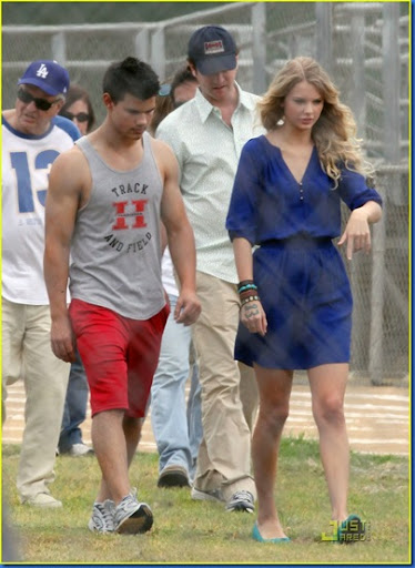 http://lh4.ggpht.com/_q1MfC8GsR1E/SnK5XwL2SzI/AAAAAAAAApc/wVM8dOFEk-8/taylor-lautner-taylor-swift-valentines-day-21_thumb%5B1%5D.jpg