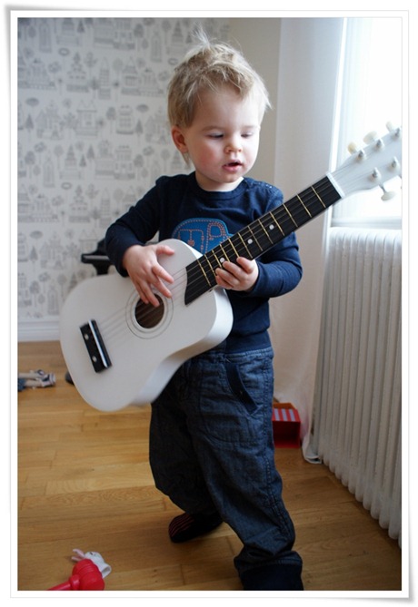 Hugo med gitarren