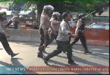 [Mahasiswa Tawuran 17 November 2008 (2)[4].jpg]