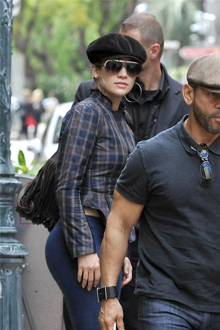 [jennifer_Lopez_jeans_malcriadasperu-03[2].jpg]
