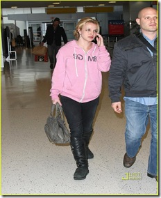britney-spears-pink-sweatshirt-jfk-jason-trawick-02
