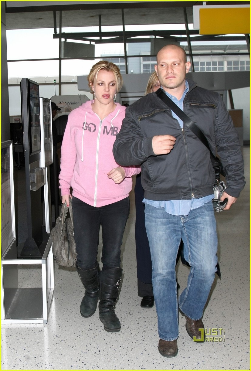 [britney-spears-pink-sweatshirt-jfk-jason-trawick-01[9].jpg]