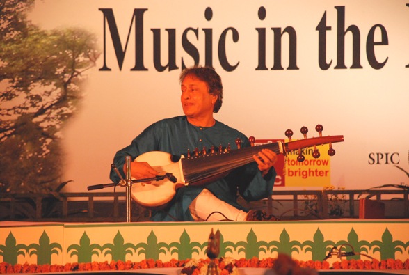 [Ustad Amjad Ali Khan during Music in the park 20086[3].jpg]