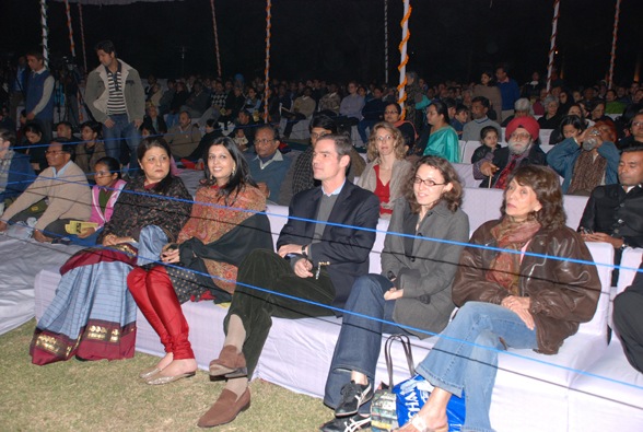 [Subbalakshmi Khan with daughter-in-law and others..[3].jpg]