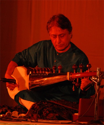 [Ustad Amjad Ali Khan during Music in the park 20081[3].jpg]