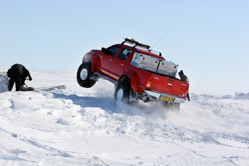 http://lh4.ggpht.com/_qUJ-IeQLNBg/TNz439nIZgI/AAAAAAAAE7E/pDDa1ssyP4o/Arctic_Trucks-Toyota_Hilux-foto_b74191.jpg
