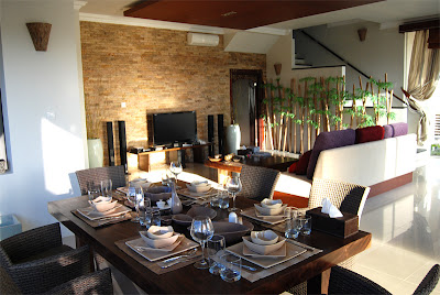 http://lh4.ggpht.com/_qWTvnTto_fE/SoONvdh3SaI/AAAAAAAABWI/TBqrFb8nQkk/s400/SkyHouse-LivingRoom2.jpg