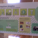 Painéis explicativos detalhados estão espalhados por toda a exposição.