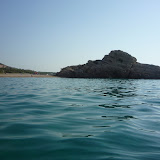 L'illot de cala Torn i la petita platja a la seua esquerra P1050417.JPG