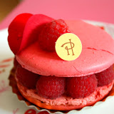 Ispahan.

La fameuse création qui fait encore la renommée du pâtissier. Tout à fait dans son style : jeu de textures et de sensation, de la lourdeur et trop de sucre.