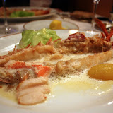 Aiguillettes de homard des îles Chausey, sauce au vin jaune, pomme de terre fumée au bois de hêtre et chou croquant.

Fantastique.