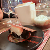 Dessert au chocolat (je vous épargne les intitulés débiles dont je ne suis pas sûr de me souvenir).
Le moelleux était correct, sans plus. La glace un peu meilleure.
Dans le verre, une sauce au chocolat / menthe. Bon, mais trop sucré
Dans la boîte...
