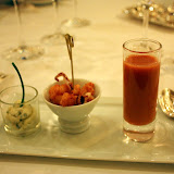 Amuse bouche : beignets de calamar, sauce tartare et gaspacho tomate/basilic subtilement aillé.

Très bien, même si les beignets navaient pas la légèreté aérienne de ceux de Briffard.
