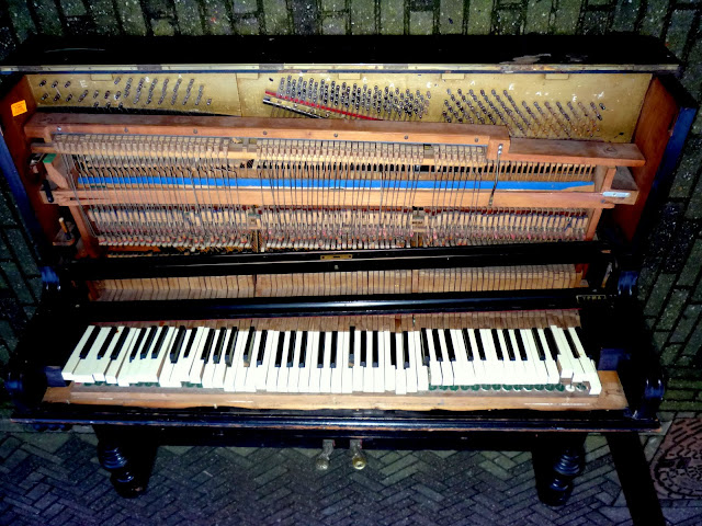 The Old Piano 