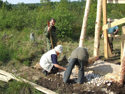 Der Grund am Nordufer ist sumpfig - daher auch die Balkenlage zum Aufnehmen des Druckes. Die Pfostenlöcher und Zwischenräume wurden mit Kieselsteinen und Sand vefüllt.