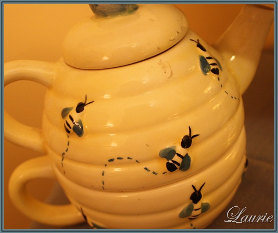 [bee hive tea pot[2].jpg]