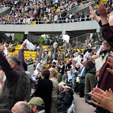 Zgromadzeni na stadionie witaja liderow swoich ruchow.