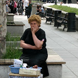 Drobny handel uliczny. Caly towar miesci sie w torbie.