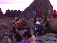 di puncak gunung.jpg