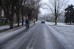 Mimo że śnieg jakoś specjalnie nie padał to ulice były miejscami białe